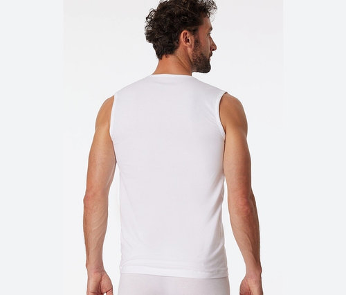 Muž zády k fotoaparátu má na sobě bílé tílko SCHIESSER s biobavlnou.