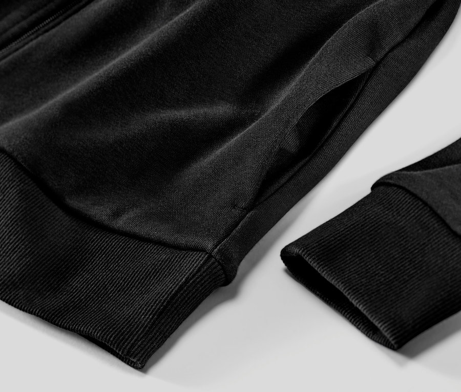 Detail černé mikiny.