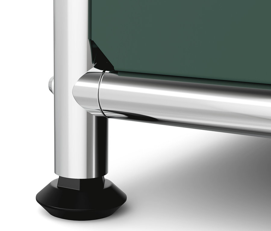 Detail kovové komody »CN3« s výklopnými dvířky, chromovanou nohou a olivově zelenou výplní.