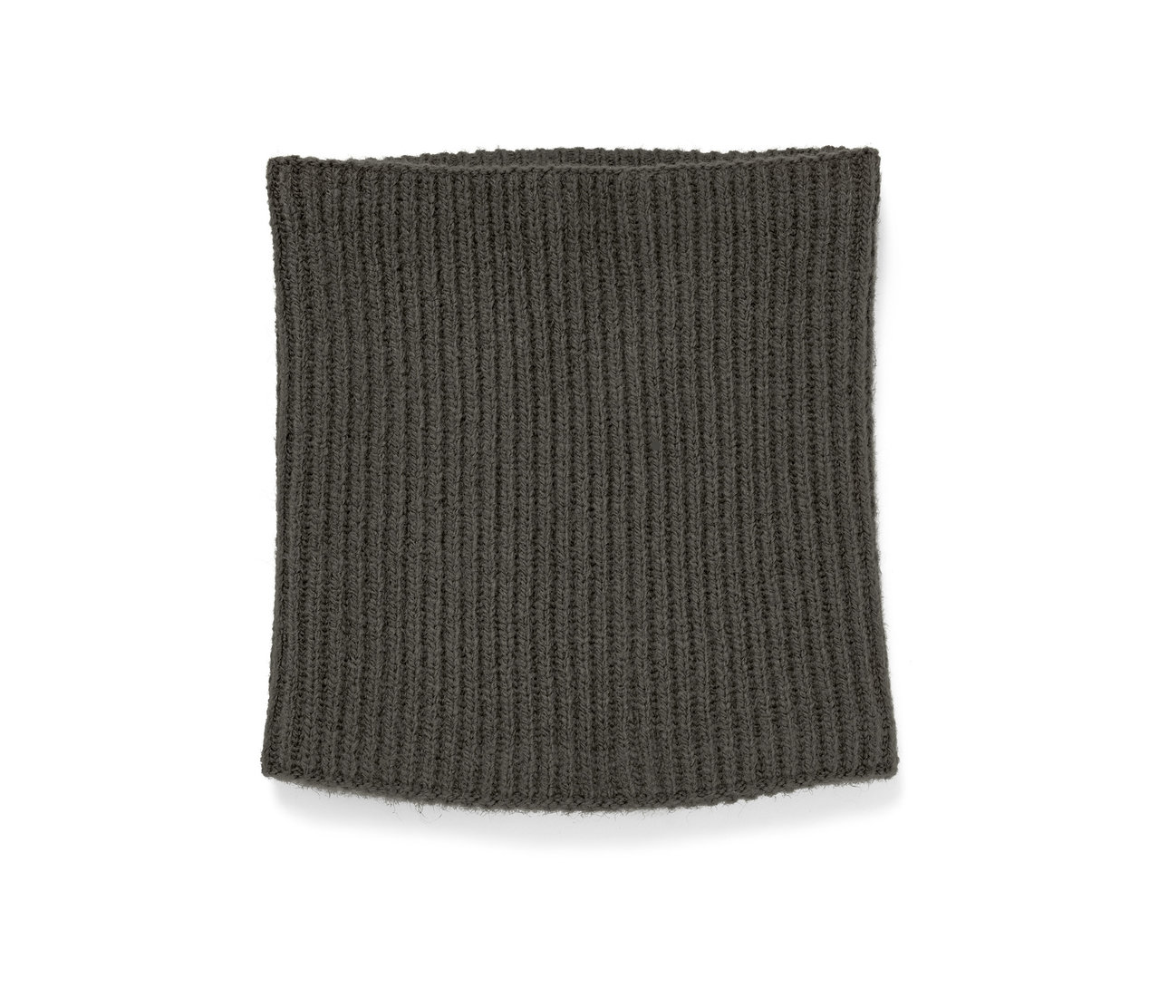 Zelený pletený kruhový šál.