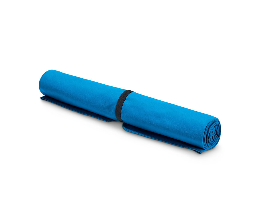 Srolovaný modrý outdoorový ručník, cca 70 x 140 cm, zajištěný černou gumičkou.