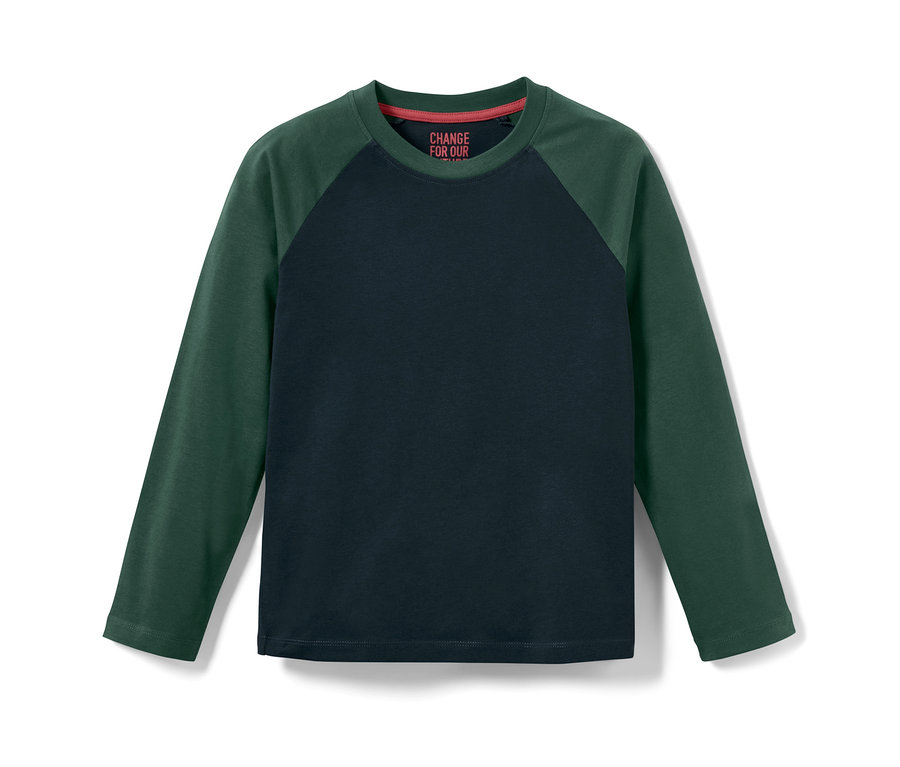 Zobrazeno dětské tričko s dlouhým rukávem, 2 ks, s tmavě modrým trupem a zelenými rukávy.