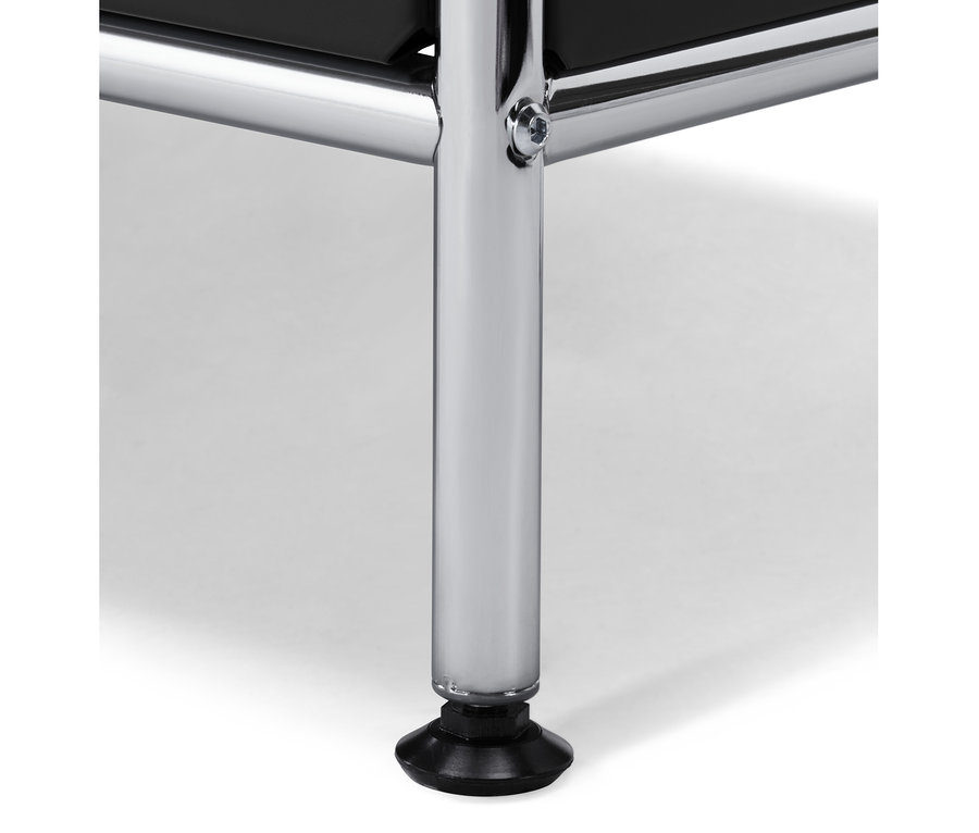 Detail černého nábytku CN3 s výklopnými dvířky a chromovanou nohou.