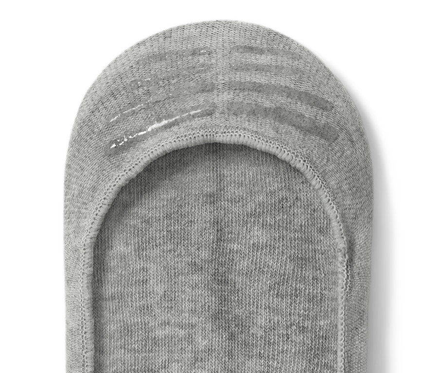 Detail šedé ťapky do tenisek.