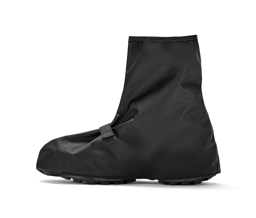 Černý návlek na boty do deště.