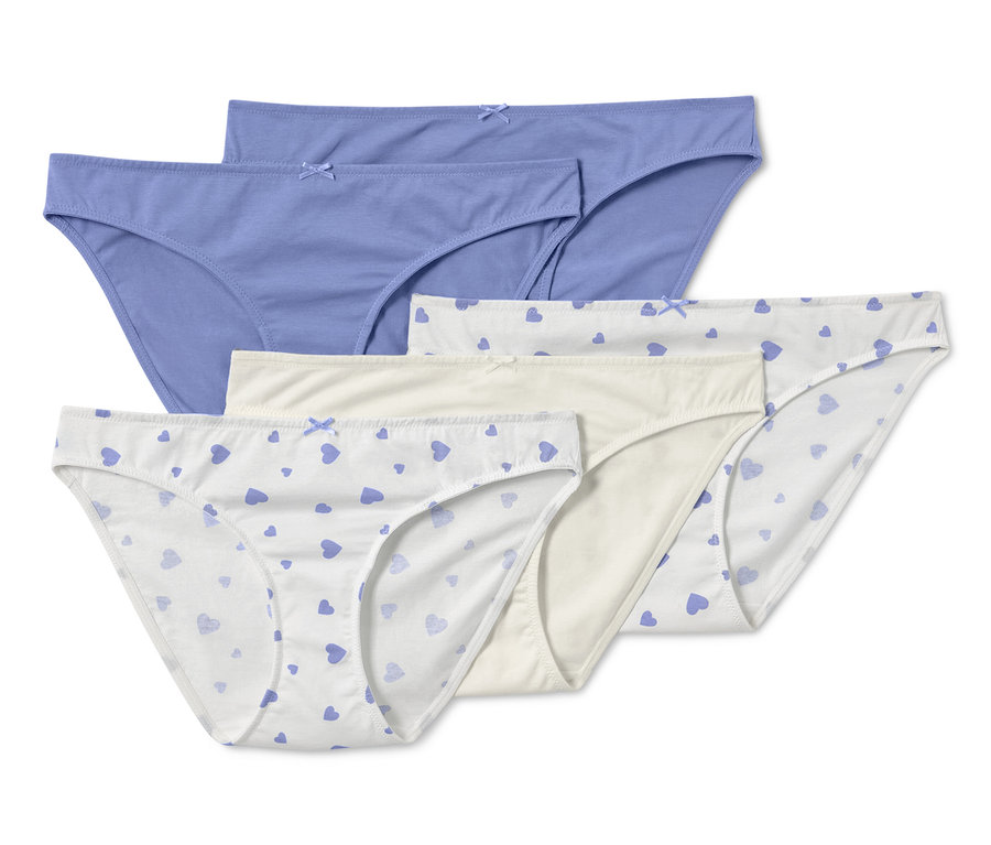 Pět párů kalhotek: dvoje světle modré, jedny krémové a dvoje bílé s modrými srdíčky.