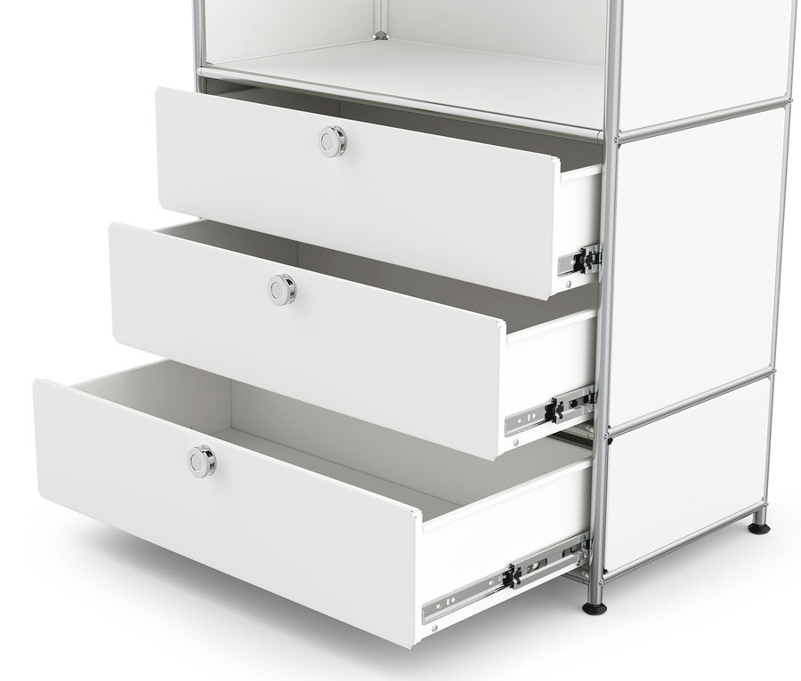 Detail kovové šatní skříně »CN3« s otevřenými 3 zásuvkami.