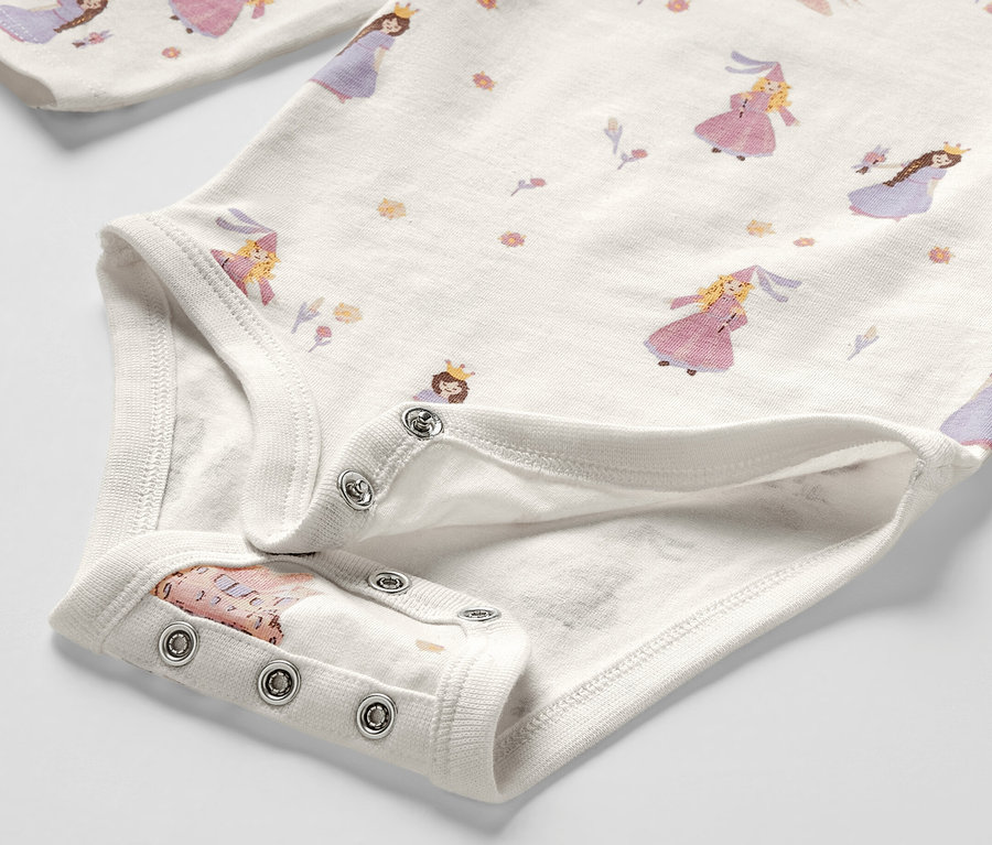 Detail rostoucího body pro miminka s motivem princezen.