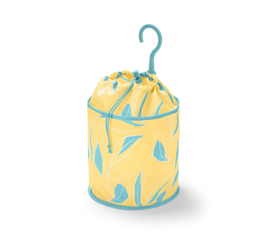 Žlutý sáček na kolíčky na prádlo s modrými a bílými listy a modrým háčkem.