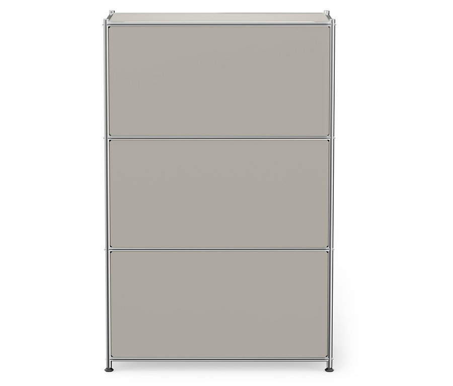 Třípatrová šedá skříň s chromovaným rámem na bílém pozadí.