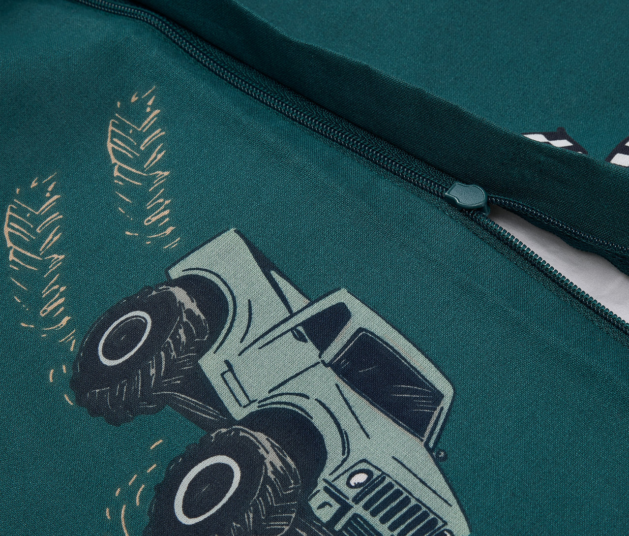 Detail zeleného dětského povlečení Renforcé s potiskem aut.