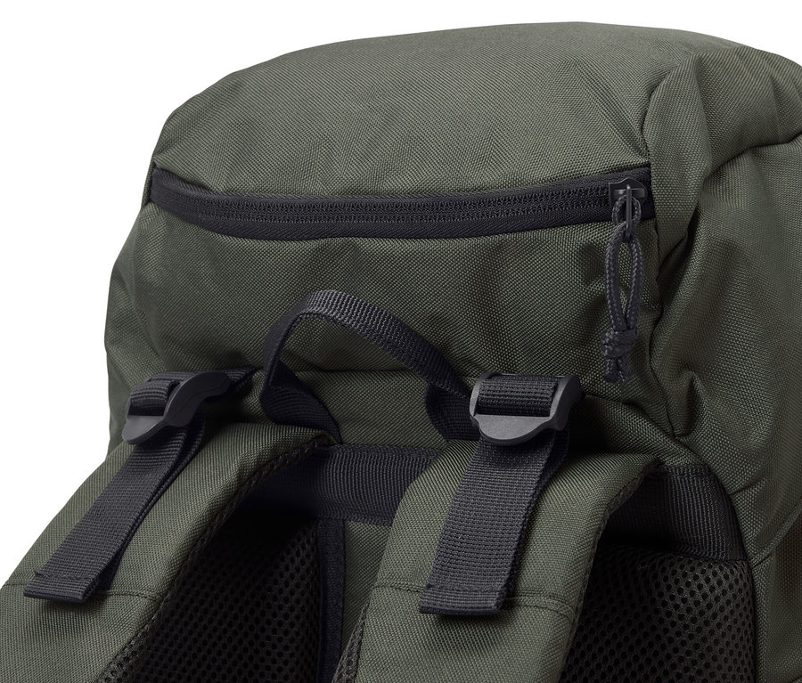 Detail zeleného turistického batohu o objemu 40 l se zipem a popruhy.