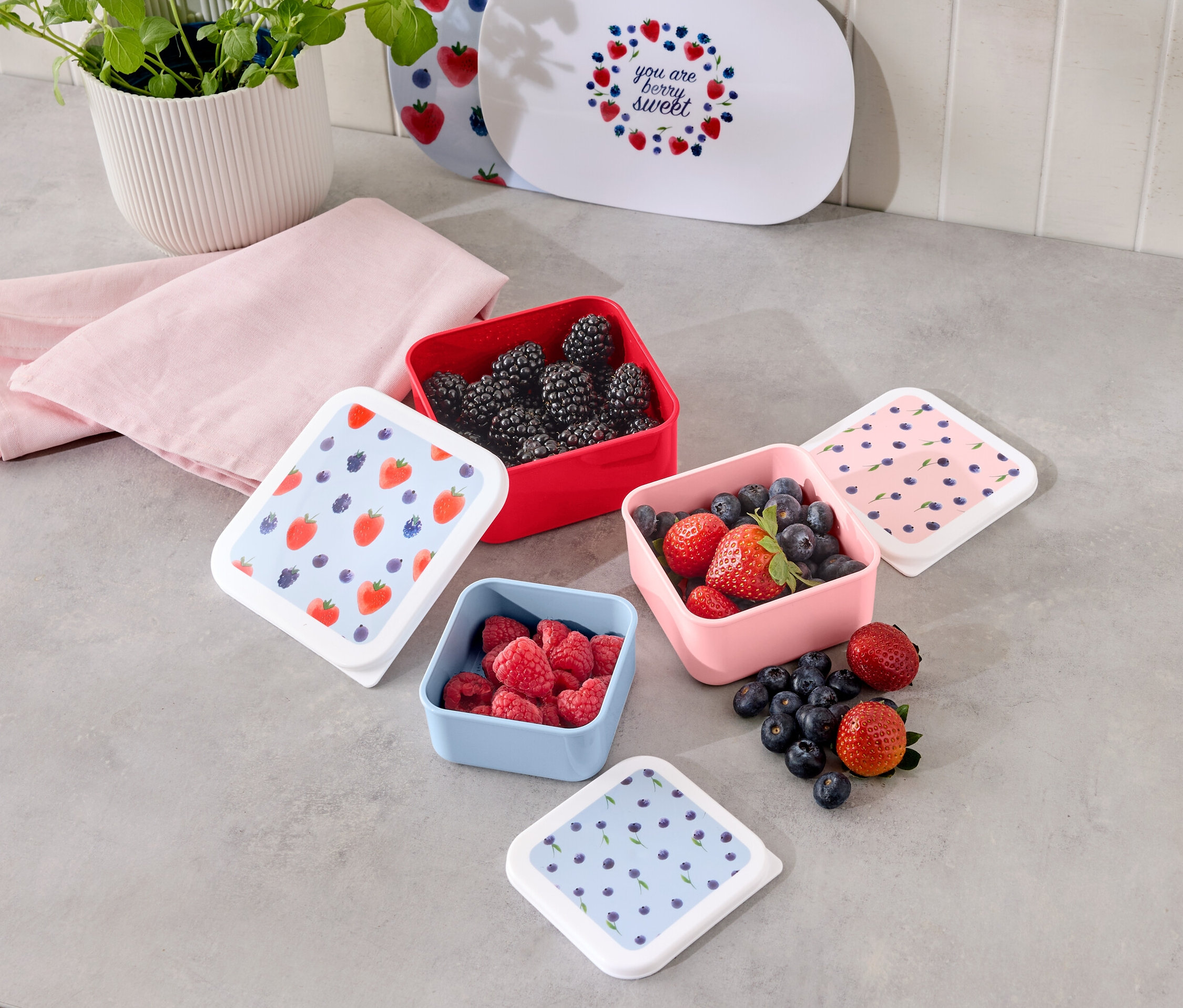 Čtvercové krabičky na pamlsky, 3 ks, plné ostružin, malin, jahod a borůvek.