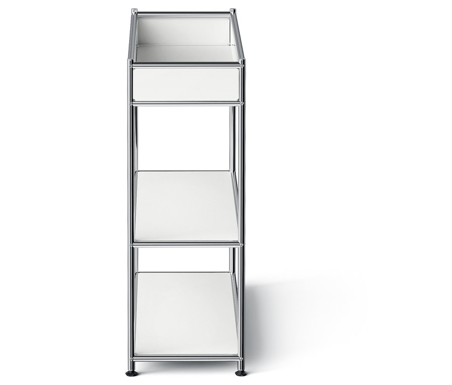 Třípatrový chromovaný regál s bílými policemi.