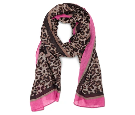 Šála s leopardím vzorem a růžovými okraji.