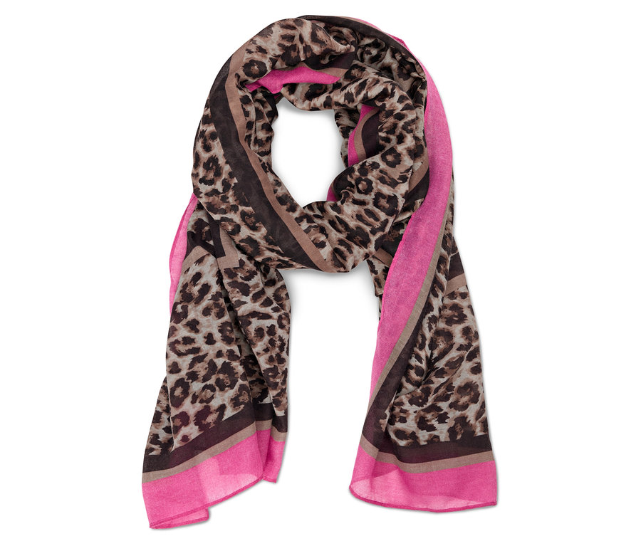 Šála s leopardím vzorem a růžovými okraji.