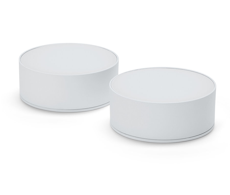 Dvě bílá multifunkční LED světla na bílém pozadí.