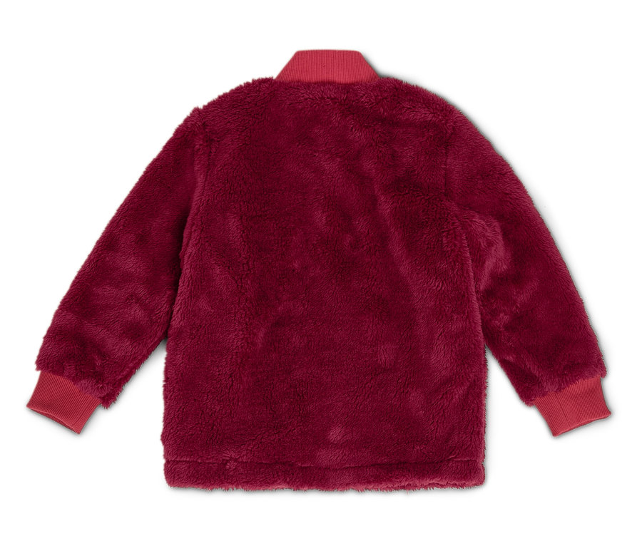 Vínová chlupatá bunda s červenými žebrovanými manžetami a límcem leží na bílém pozadí.