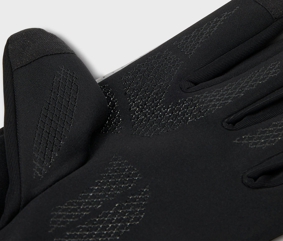 Detailní pohled na černé rukavice Windprotection.