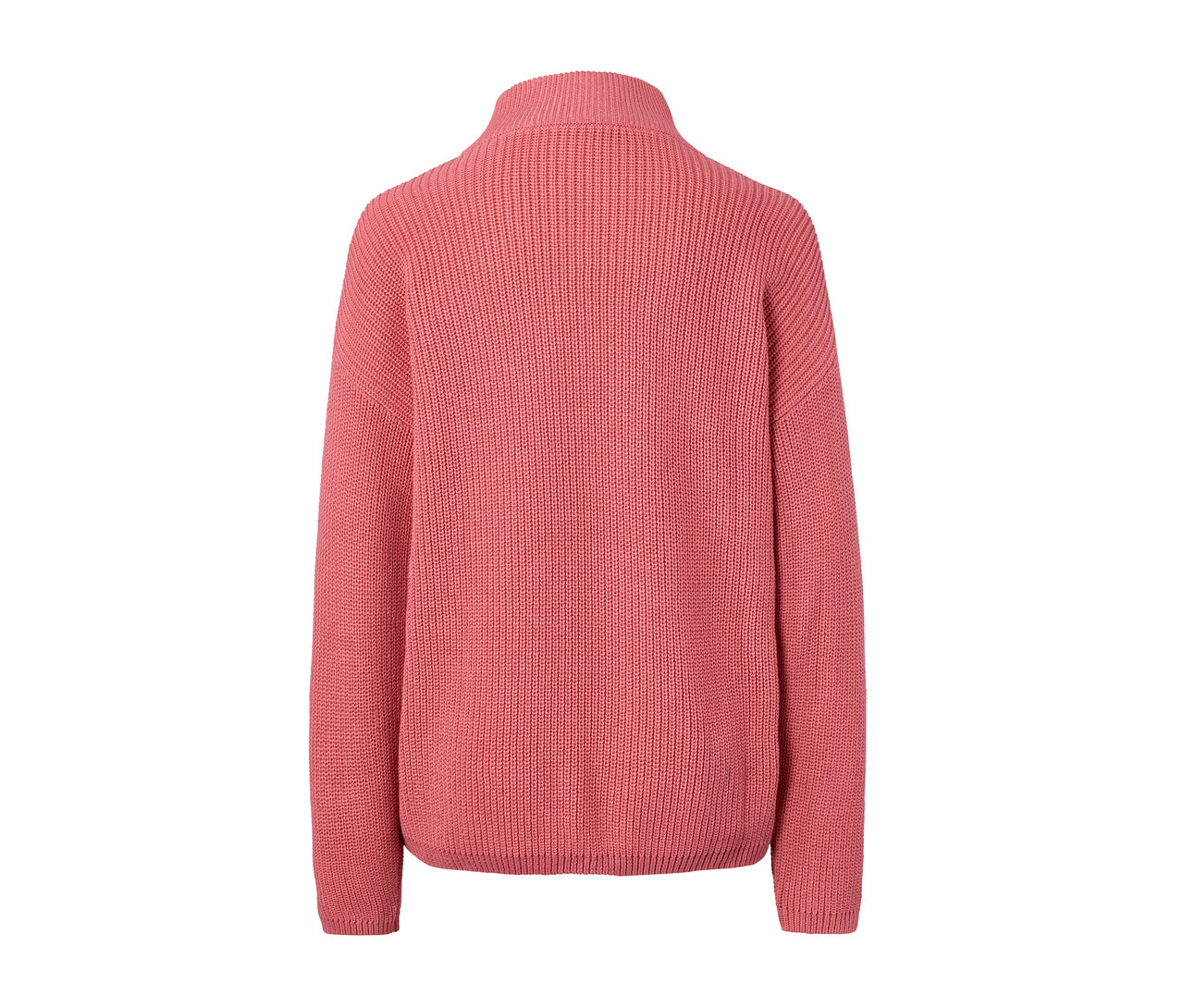 Detailní pohled na pletený svetr se stojáčkem.