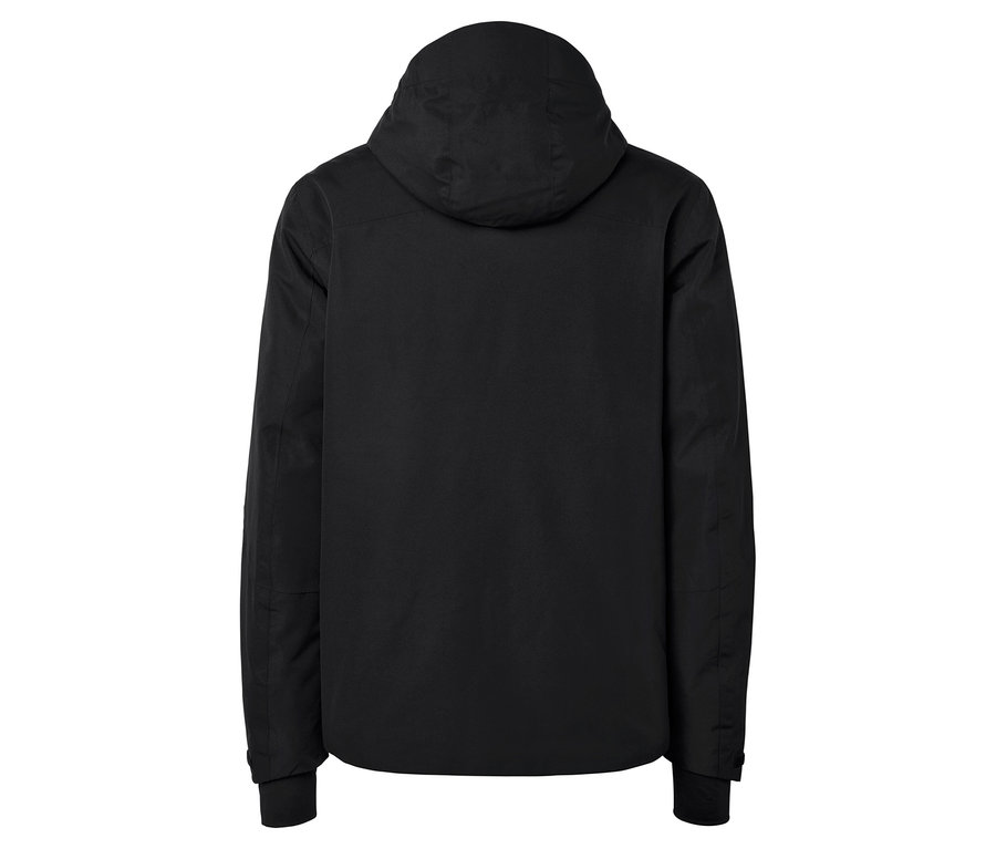 Zadní pohled na černou bundu s kapucí.