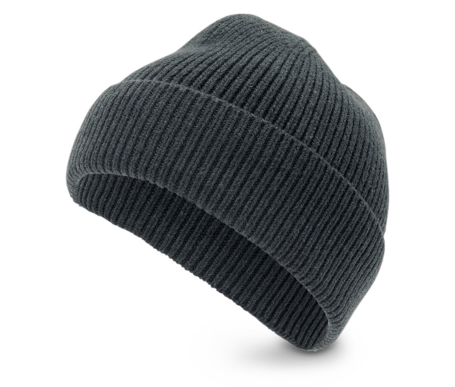 Šedá pletená čepice na bílém pozadí.