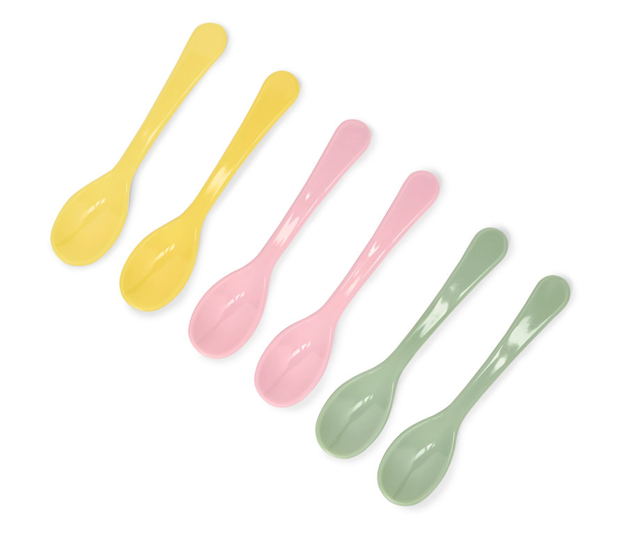 Šest malých lžiček v barvách žlutá, růžová a zelená v řadě.