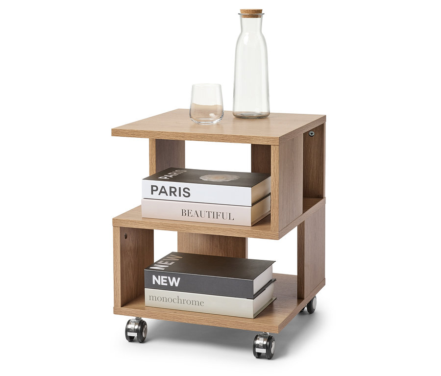 Na světle hnědém stolku na kolečkách stojí sklenice, láhev s korkovou zátkou a dvě knihy.