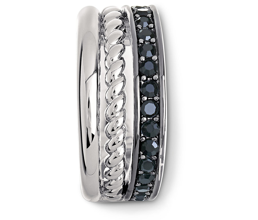 Tři stříbrné prsteny, jeden hladký, jeden točený a jeden s černými kamínky.