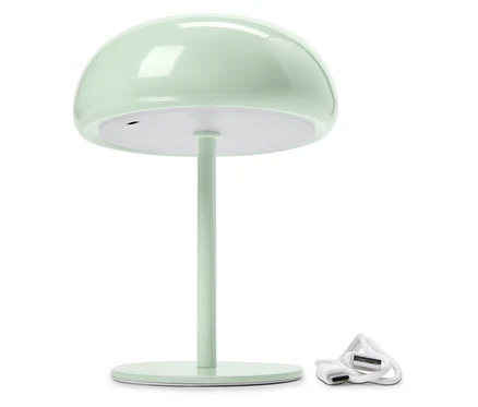 Světle zelená lampa ve tvaru houby se šňůrou USB na bílém pozadí.