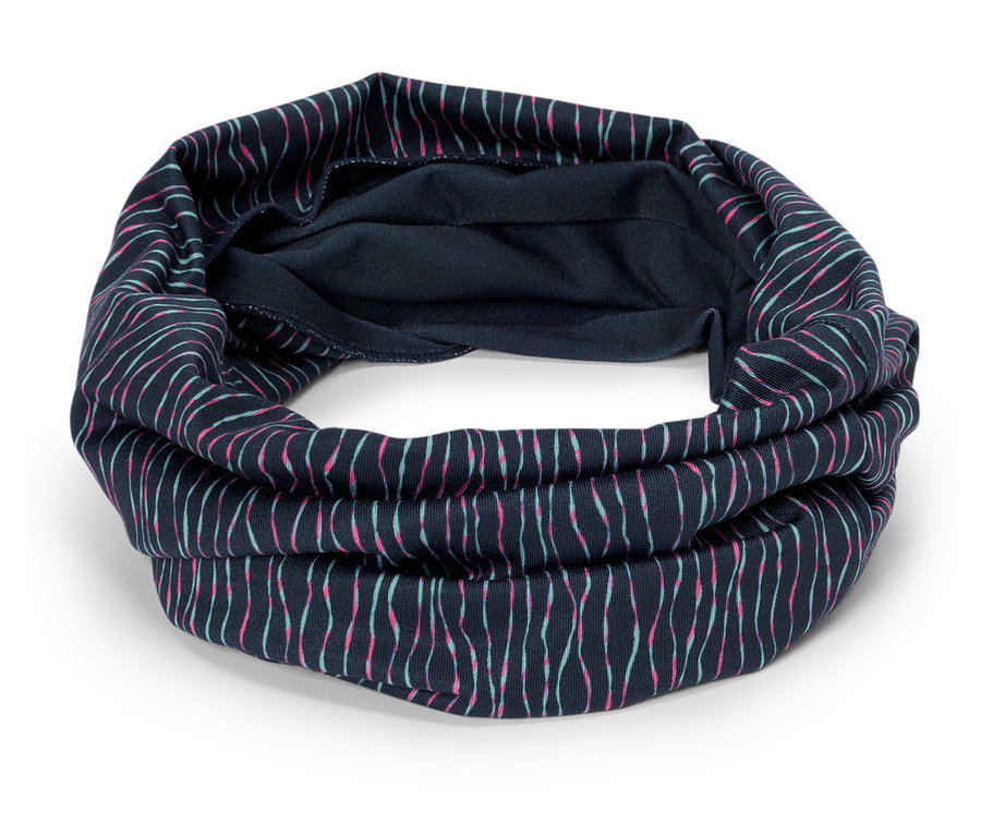 Tmavě modrý tunelový šátek s růžovým a tyrkysovým proužkovaným vzorem leží na bílém pozadí.