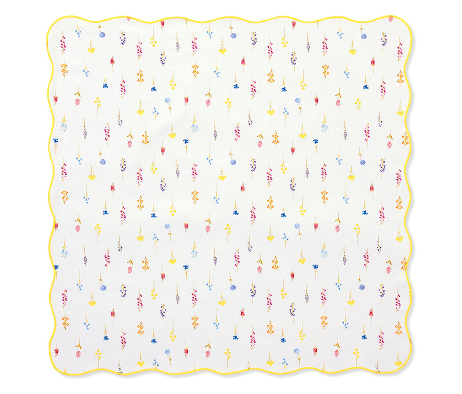 Čtvercový hadřík se žlutým okrajem a květinovým vzorem.