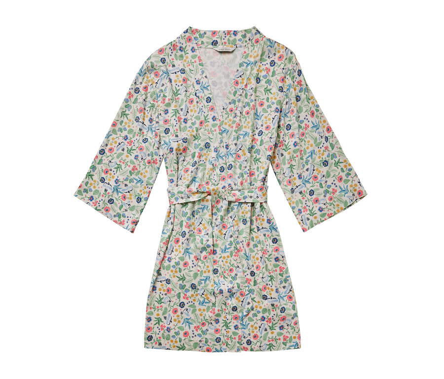 Květovaný župan s páskem.