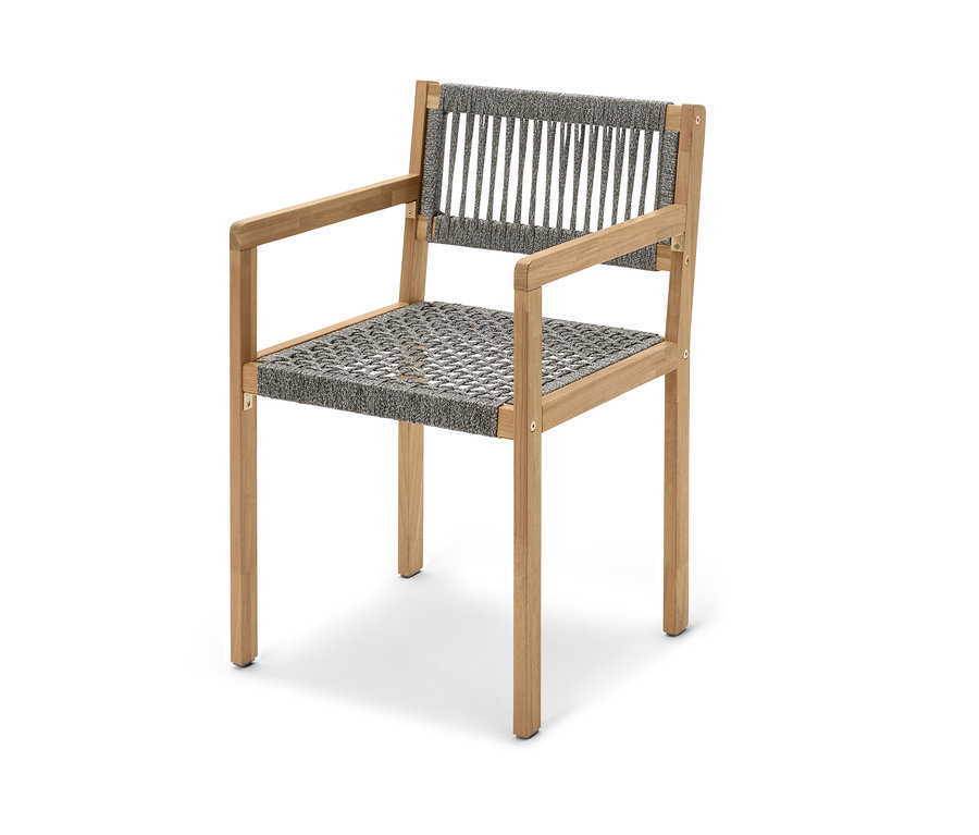 Detail jídelní židle s textilním výpletem a područkami.