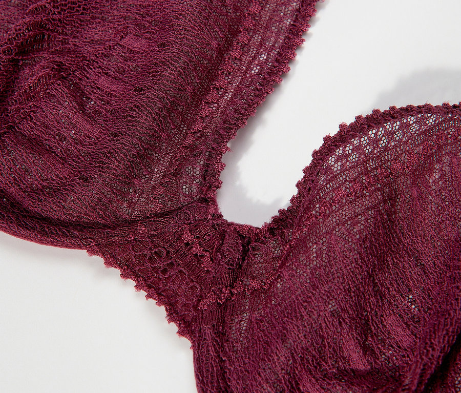 Detail fialové podprsenky s kosticemi Passionata »Leila«.