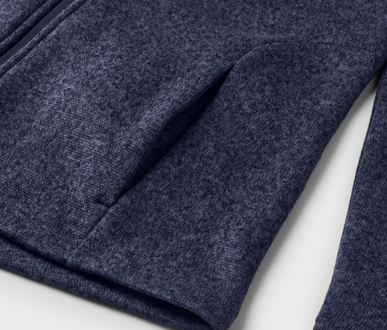 Detailní záběr na dámskou pletenou fleecovou bundu Da.Strickfleece-Jacke, tmavě modrá.