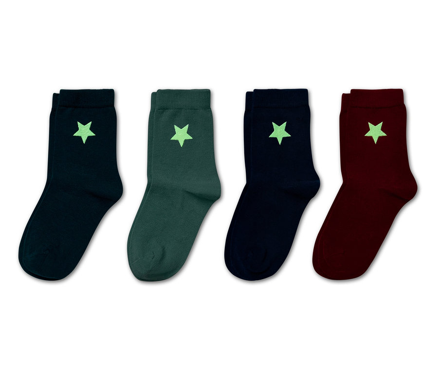 Čtyři páry ponožek různých barev (tmavě modrá, zelená, tmavě modrá a vínová) s hvězdou na každé ponožce.