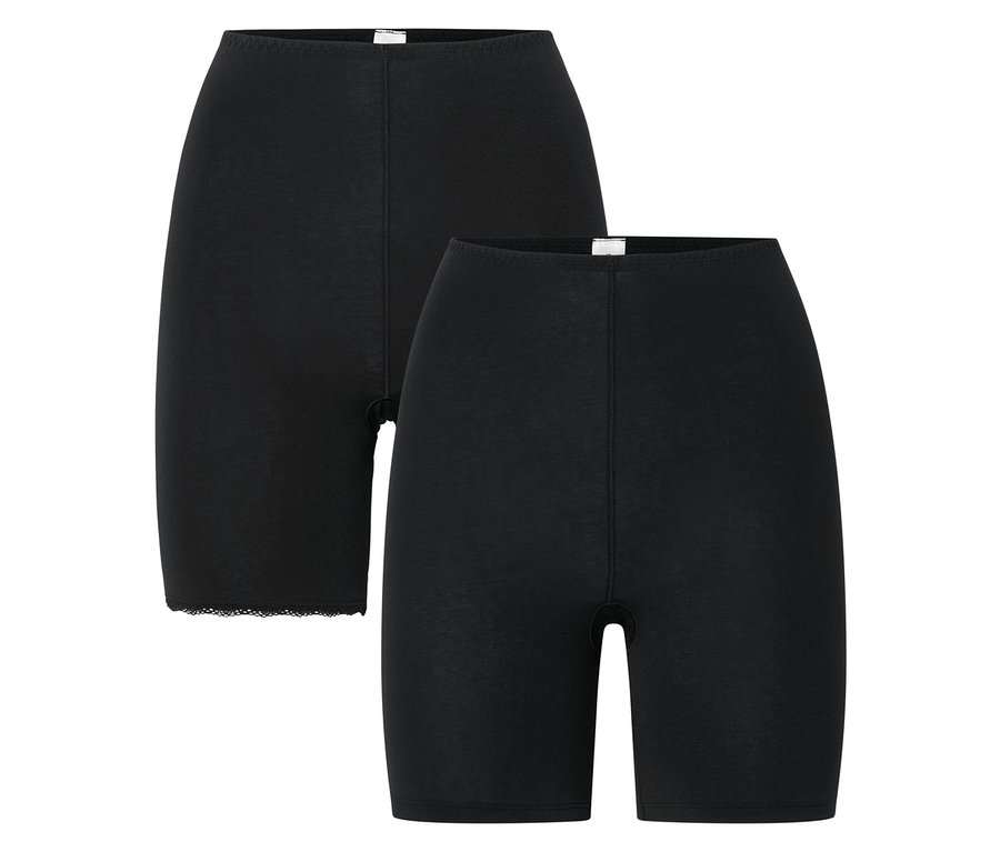 Dvoje černé cyklistické šortky leží na sobě na bílém pozadí.