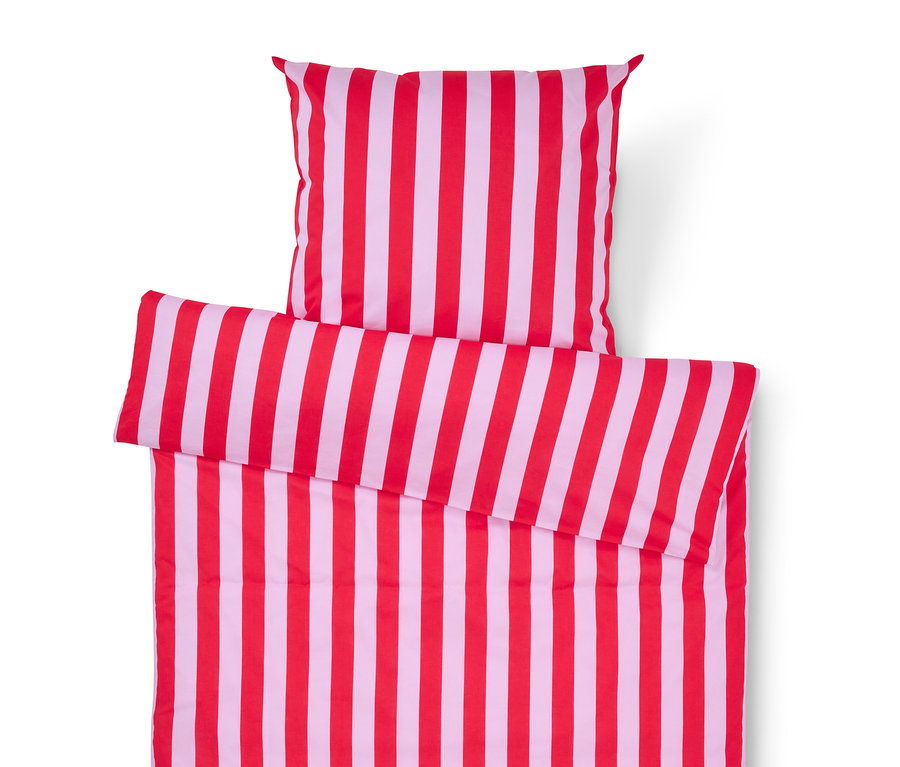 Souprava ložního prádla s červenými a bílými pruhy, skládající se z povlaku na polštář a povlaku na přikrývku.