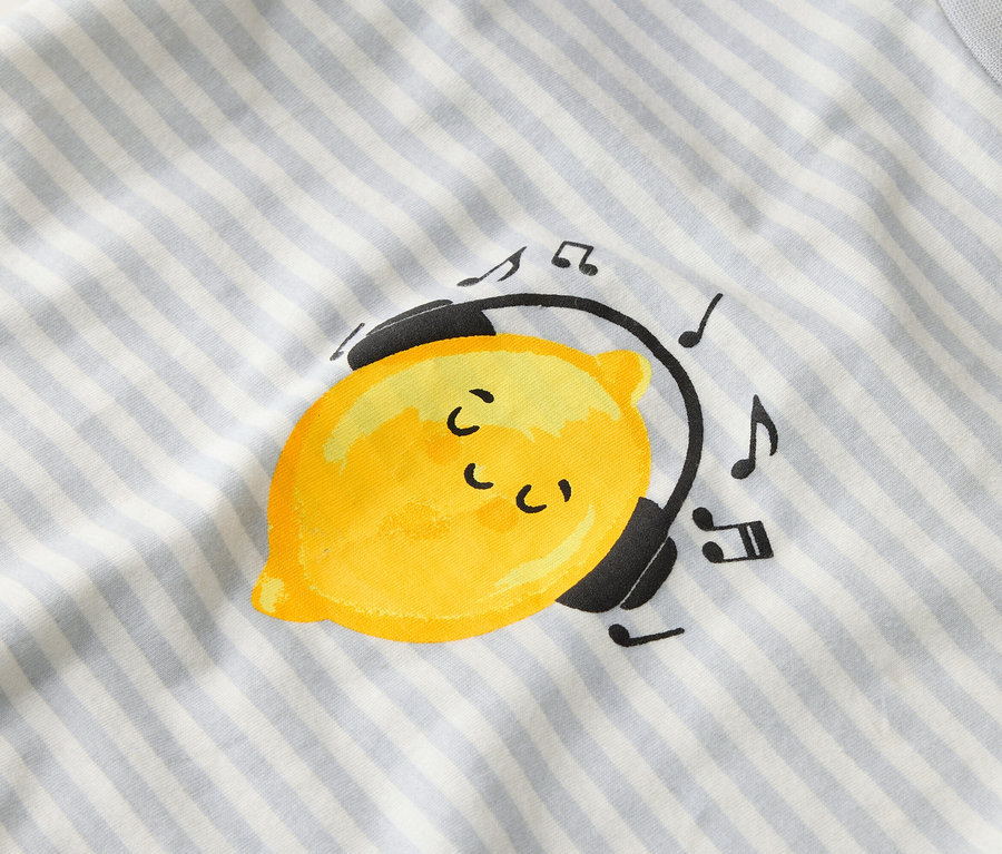 Na pruhované látce je vyobrazený žlutý citron se sluchátky a notami.