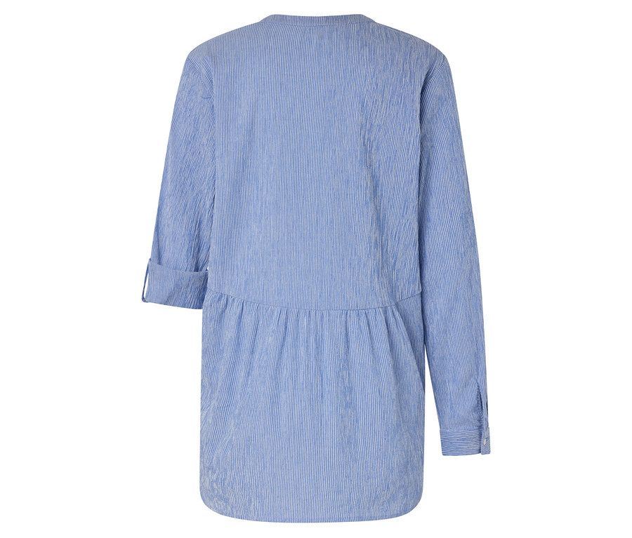 Pohled zezadu na modro-bílé pruhované tuniky s dlouhými rukávy.