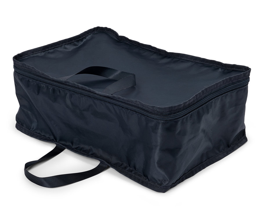 Obdélníková, tmavě modrá úložná taška se zipem a držadly leží na bílém povrchu.
