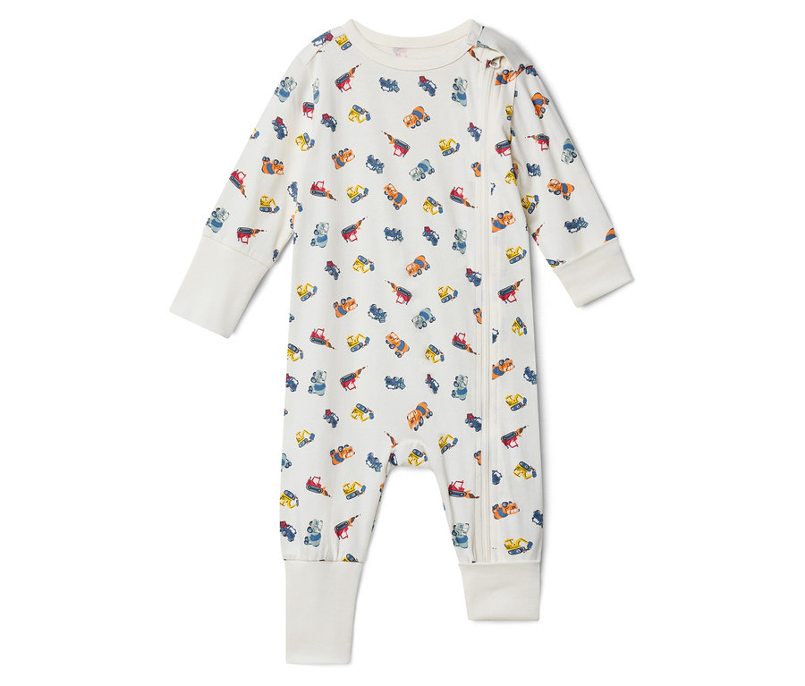 Bílé dětské pyžamo se vzorem stavebních vozů a zipem vpředu.