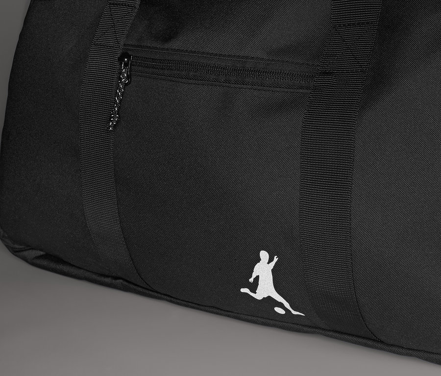 Detailní pohled na černou sportovní tašku s bílým logem skákajícího muže.