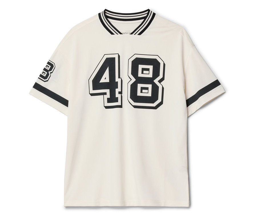 Krémové tričko s černým číslem 48 na přední straně a číslem 3 na rukávu.