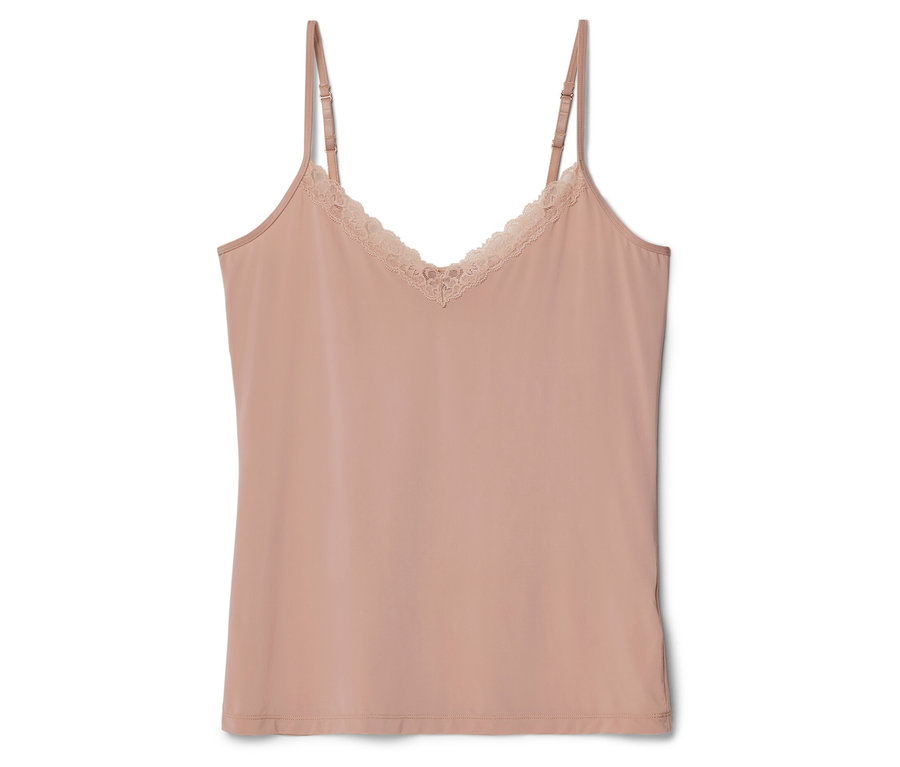 Růžový top s krajkou na tenkých ramínkách leží na bílém pozadí.