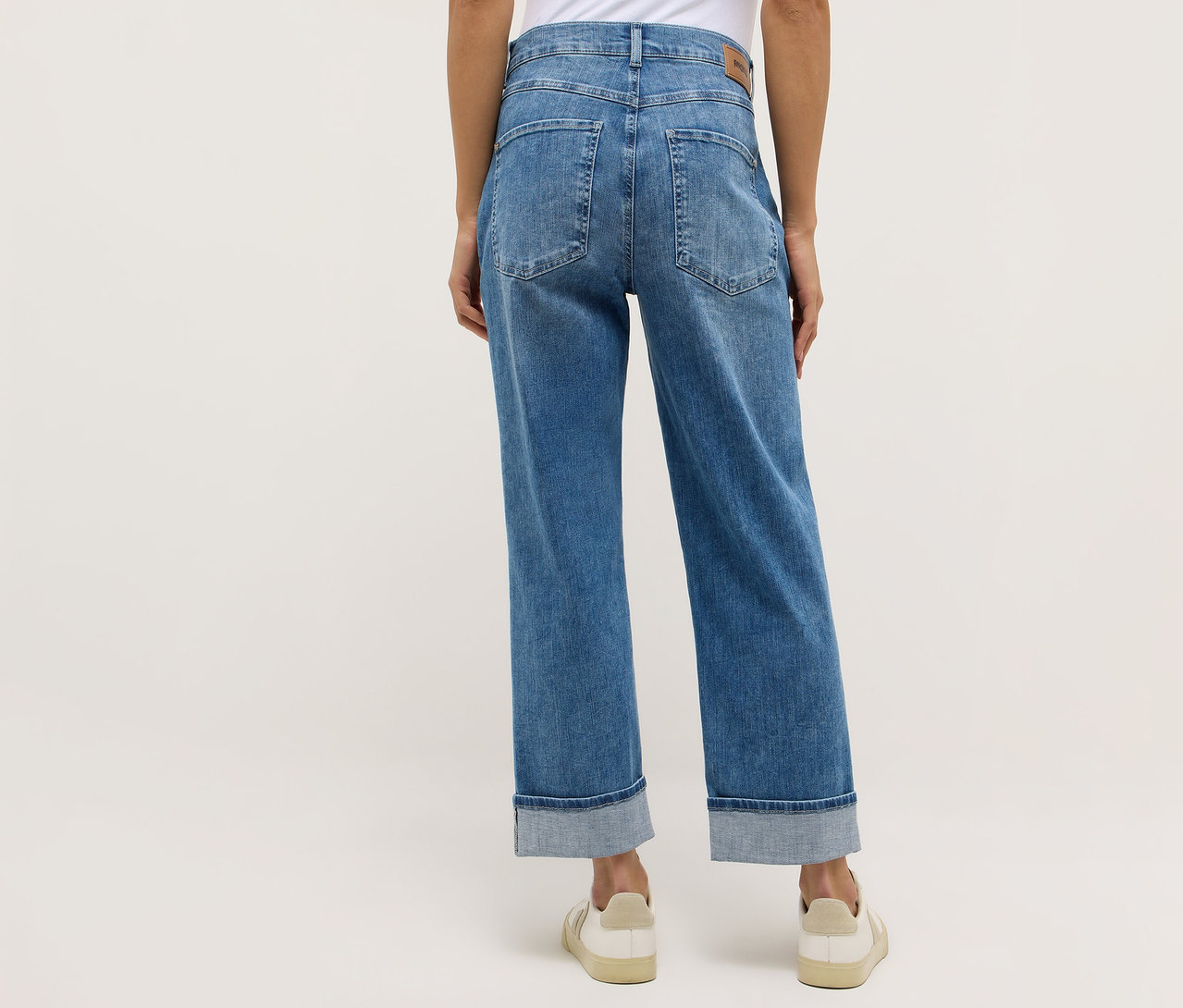 Osoba zezadu nosí džíny Angels »Liberta« a krémové boty.