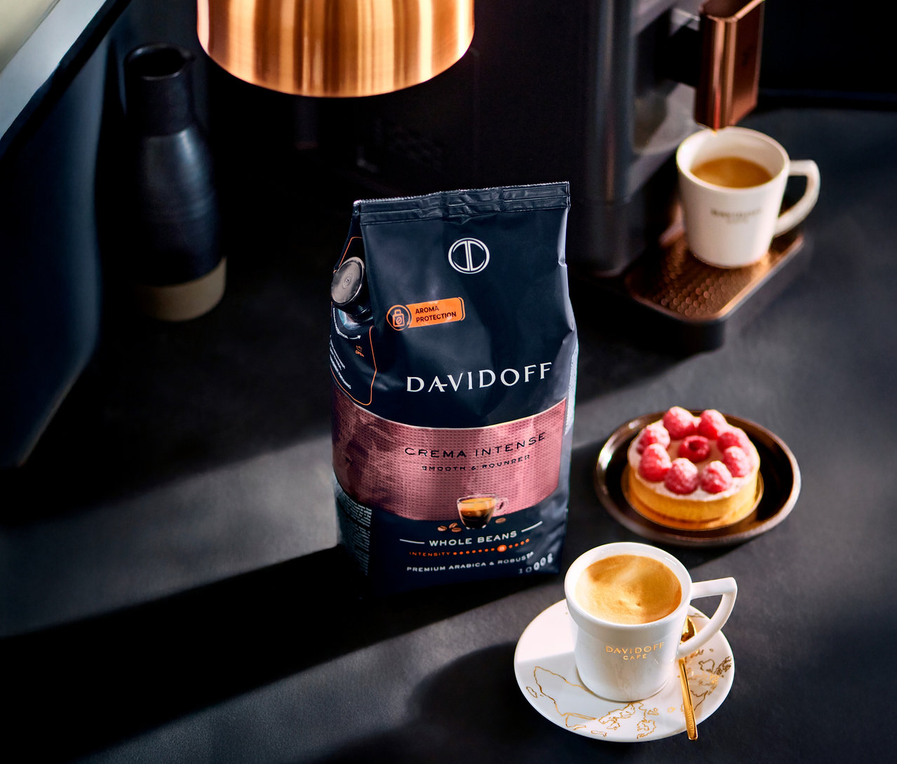 Stůl s šálkem kávy, dortem a balíčkem DAVIDOFF CAFÉ Crema Intense.