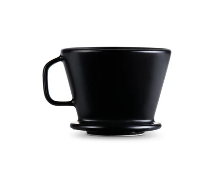 Detailní záběr černého ručního kávového filtru velikosti 2.