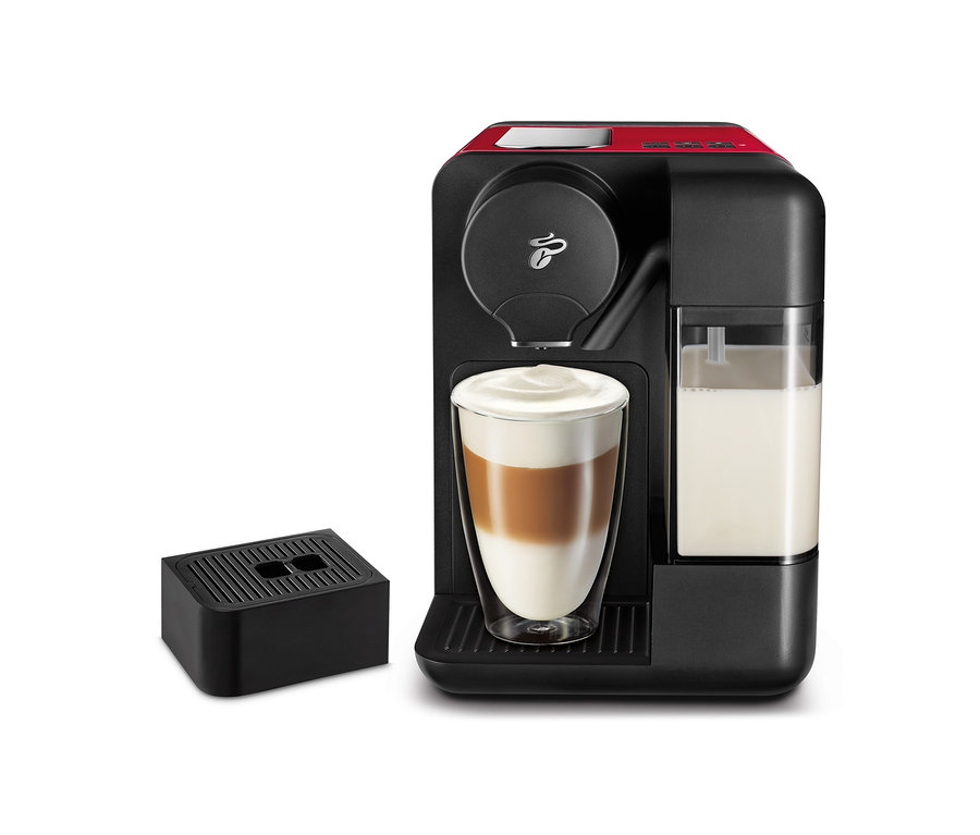 Černý kávovar Cafissimo milk, červený, s kávou a mlékem.